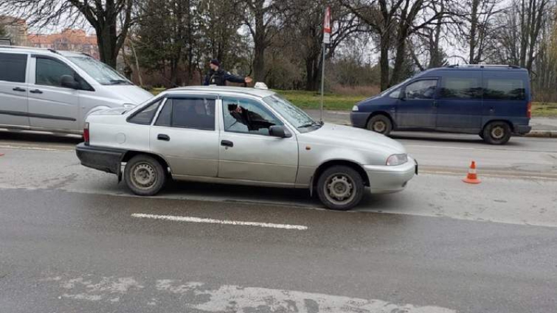 У Тернополі невідомі стріляли в автомобіль таксі