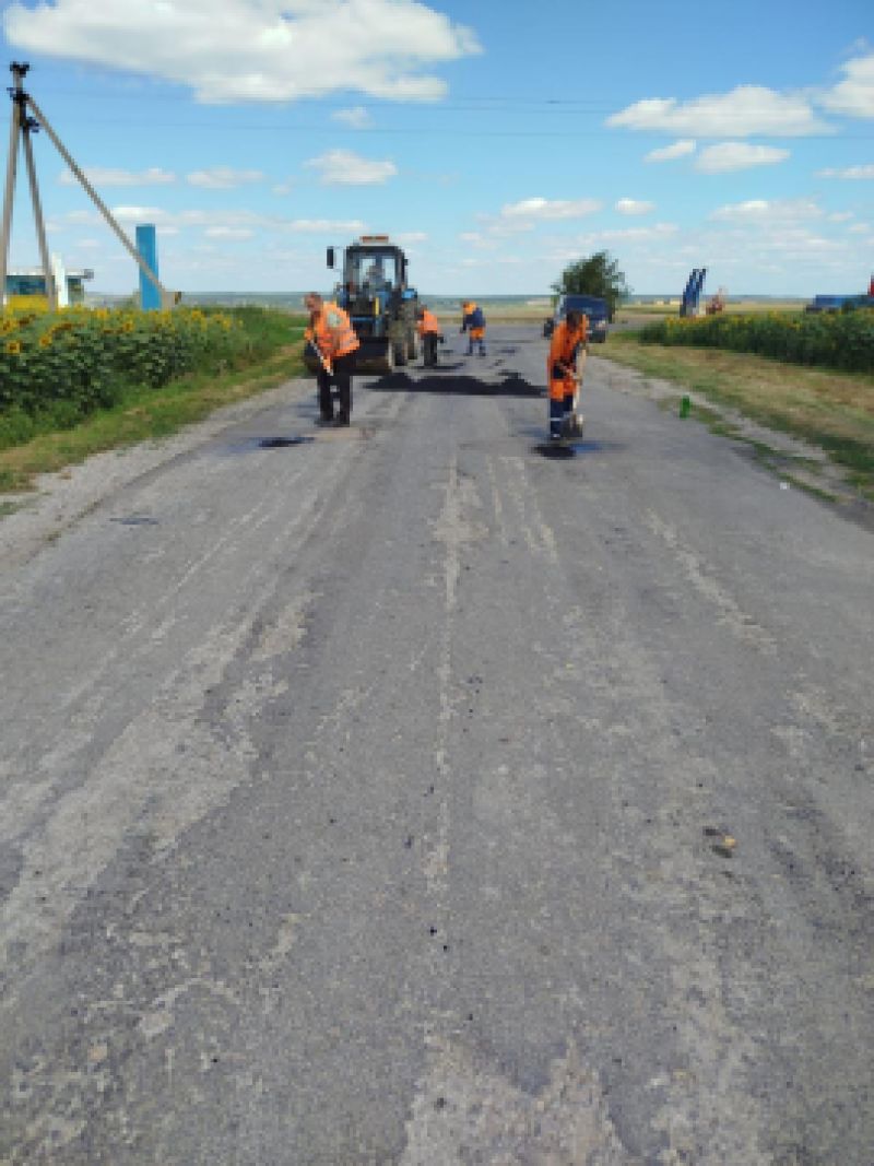 На Кременеччині розпочали &quot;латати&quot; дорогу