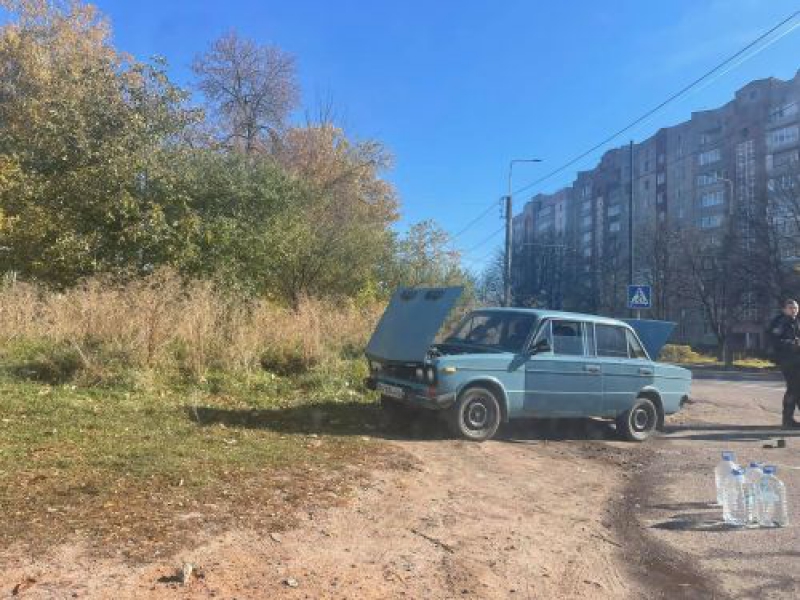 У Тернополі горів легковий автомобіль. У водія - опіки рук