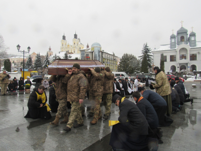 У Кременці на колінах зустріли загиблого Героя Василя Ковальчука