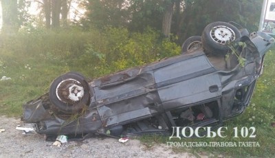 ДТП на aвтодорозі Підгaйці-Бережaни: автівка вилетіла на узбіччя дороги та перекинулася