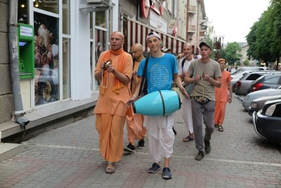 У центрі Тернополя грали на барабанах, співали мантру та розповідали про ведичну культуру (фото)