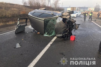 Моторошна ДТП неподалік Тернополя: від сильного удару один автомобіль перекинувся, а інший - злетів у кювет