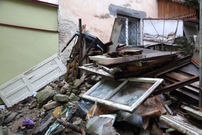 Після ремонту приміщень поліції двір у центрі Тернополя перетворився на смітник (фото)