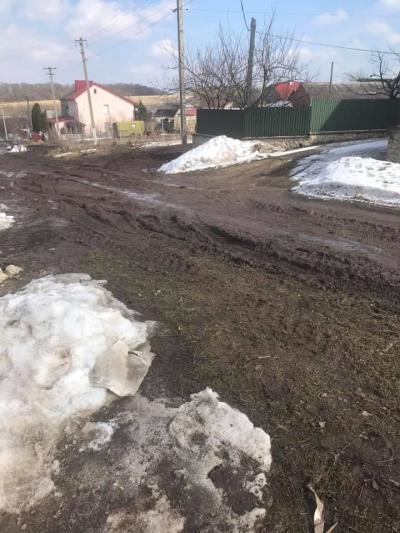 Ні дороги, ні світла: На Тернопільщині люди скаржаться на жахливий стан дороги (фото)