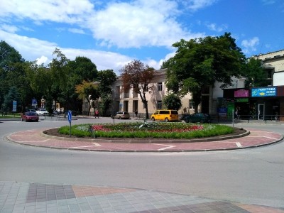 У Тернополі на перехресті вулиць облаштовують схему організації дорожнього руху