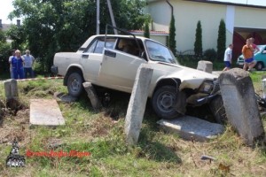У результаті ДТП на Тернопільщині автомобіль опинився на надгробках кладовища