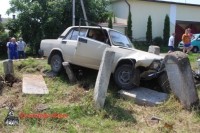 У результаті ДТП на Тернопільщині автомобіль опинився на надгробках кладовища