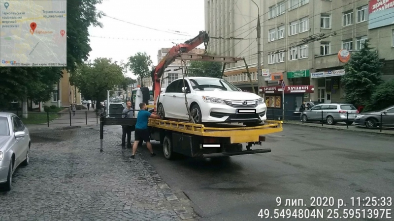 У Тернополі евакуювали на штраф-майданчик 10 транспортних засобів