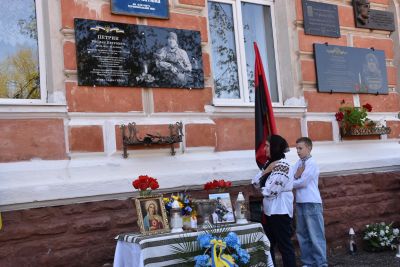 У Бучачі відкрили меморіальну дошку захиснику Руслану Петрику (фото)