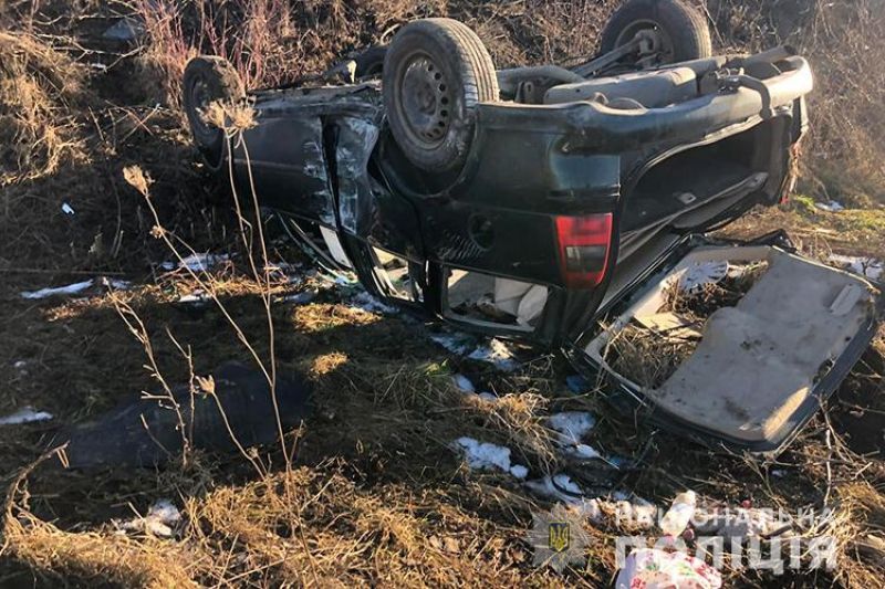 Автомобіль злетів у кювет і перекинувся: у ДТП на Тернопільщині потрапила ціла сім&#039;я