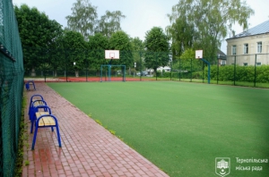 На території тернопільської школи облаштовують ігровий дитячий майданчик