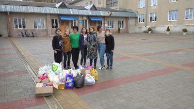 У Тернополі школярі допомогли безпритульним тваринам