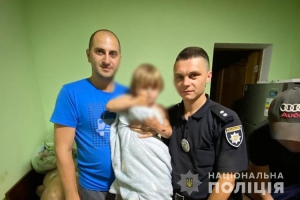 Сиділа в заростях біля дороги: зниклу безвісти дворічну дівчинку з Тернопільщини знайшли за два кілометри від села