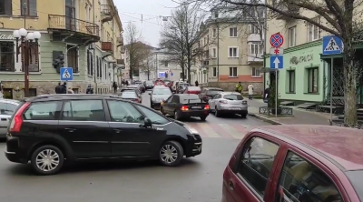 У центрі Тернополя водій трохи «заблукав» та поїхав зустрічної смугою (відео)