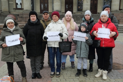 У центрі Тернополя вшанували пам’ять загиблих внаслідок жорстокого теракту в Маріуполі (фоторепортаж)
