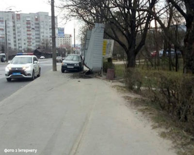 У Тернополі автомобіль в’їхав у зупинку громадського транспорту