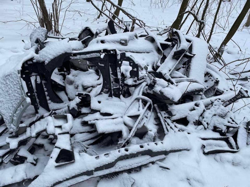 У ландшафтному парку Тернополя невідомий викинув уламки потрощених автівок