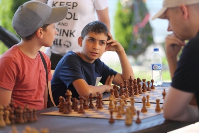 На набережній у Тернополі діти та дорослі грали в шахи, щоб допомогти ЗСУ (фоторепортаж)