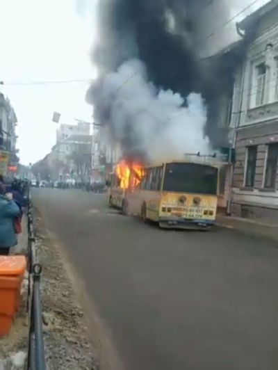 У центрі Тернополя горів тролейбус (відео)