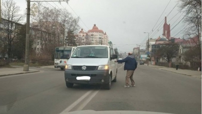 У Тернополі водій буса побив велосипедиста прямо посеред проїжджої частини