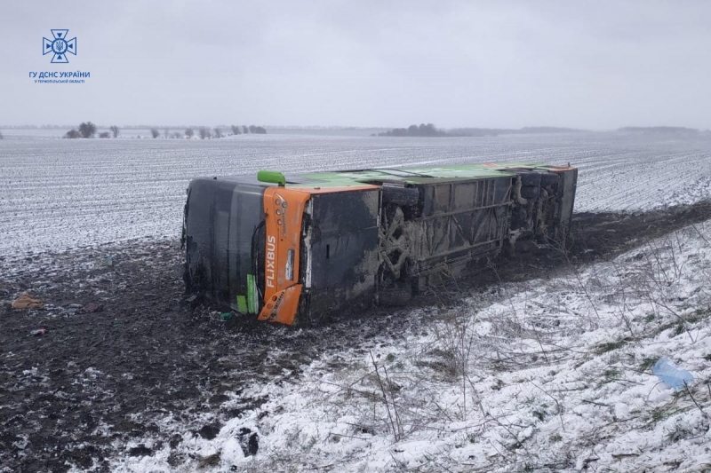 У Тернопільській області перекинувся автобус &quot;Neoplan&quot;. Всередині перебувало 27 людей