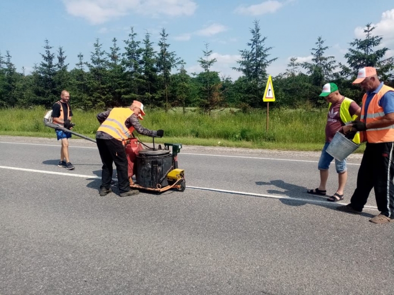 На Тернопільщині дорожники заливають тріщини на верхньому шарі покриття автомобільних доріг