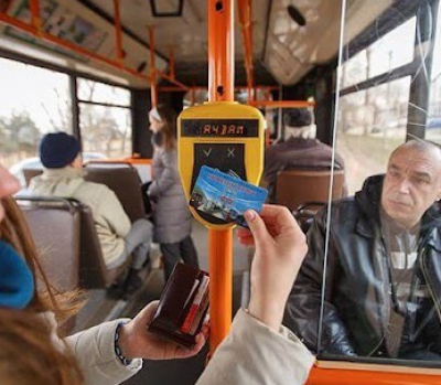 Оплачувати за проїзд у громадському транспорті Тернополя можна буде лише у безготівковій формі