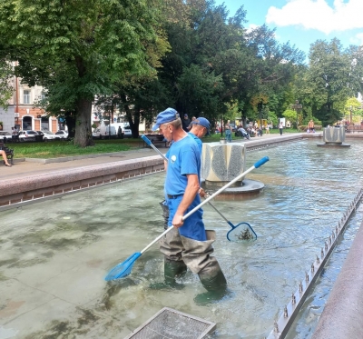 У Тернополі фонтани чистять від листя (фотофакт)