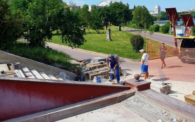 Сходи, що біля фонтану «Сльози Гронського» у Тернополі, облаштовують декоративним каменем