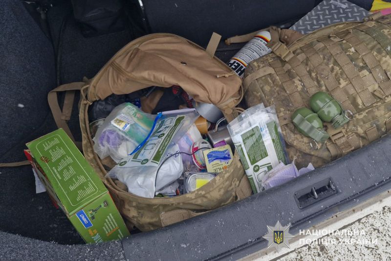 На блокпосту у Тернопільській області затримали чоловіка з бойовими гранатами та патронами