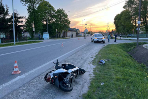 На Тернопільщині неповнолітній скутерист потрапив під колеса іномарки