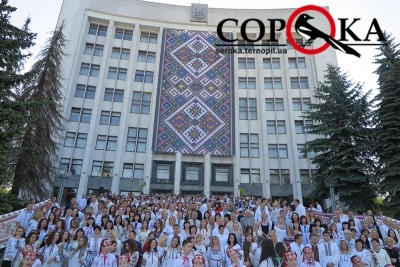 У Тернополі сотні держслужбовців влаштували флешмоб у вишиванках (фото)