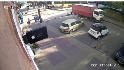 Автоматичні обмежувачі у центрі Тернополя пошкодила вантажівка