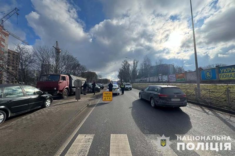 У Тернополі не розминулися вантажівка та легкове авто