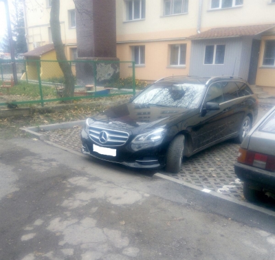 У Тернополі водій заблокував автівкою парковку (фотофакт)