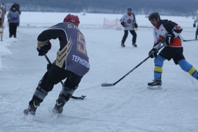 На Тернопільському ставі за перемогу борються хокеїсти з різних куточків країни (фоторепортаж)
