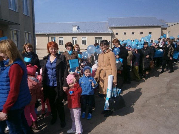 На Тернопільщині запускали блакитні повітряні кульки та кораблики