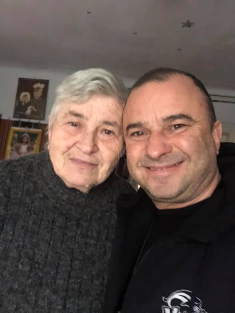 Відомий співак з Тернопільщини відвідав батьківську домівку (фотофакт)