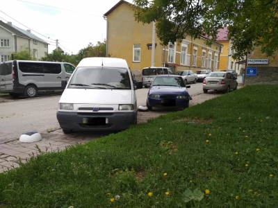 На Тернопільщині водії перегородили автівками тротуар (фотофакт)