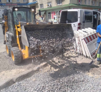У різних мікрорайонах Тернополя тривають локальні поточні ремонти дорожнього покриття