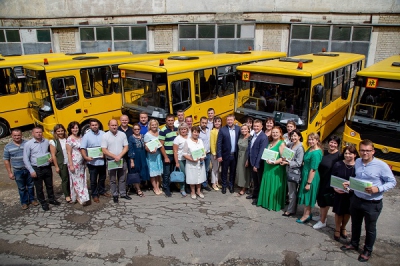 Громади Тернопільщини отримали шкільні автобуси