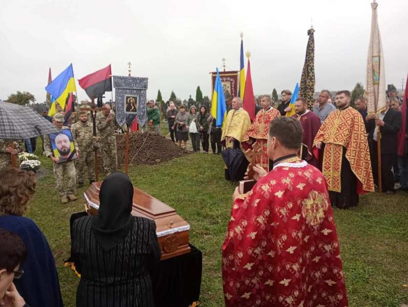 На Бережанщині провели в останню дорогу Тараса Лещука, який загинув на війні