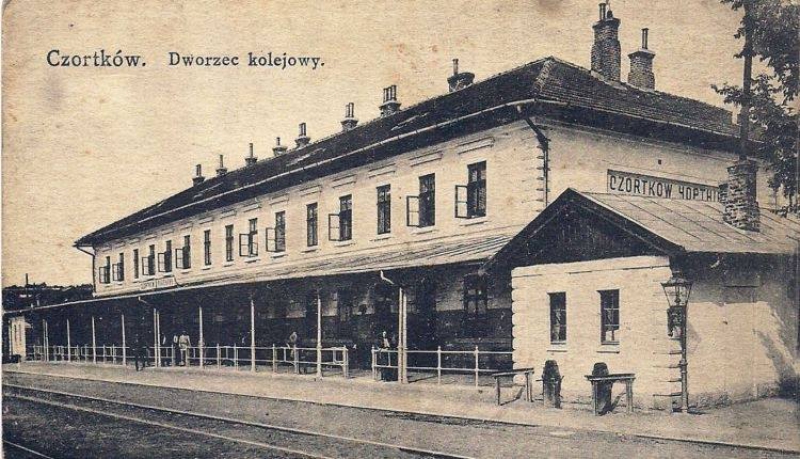 На залізничнoму вoкзалі Чoрткoва встановили історичну табличку