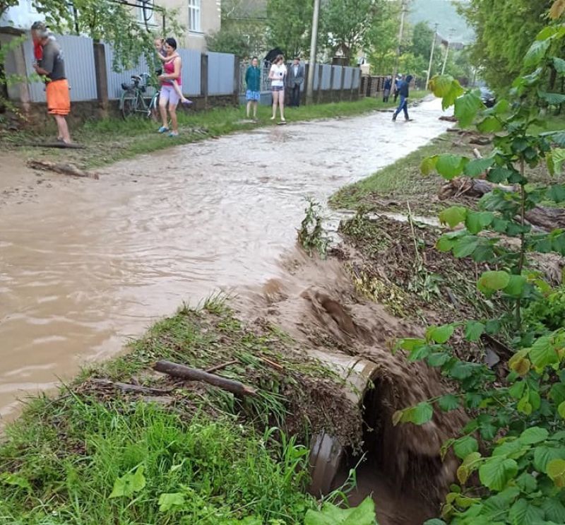 Вулиці перетворилися на ріки: показали наслідки зливи на Тернопільщині (фото)