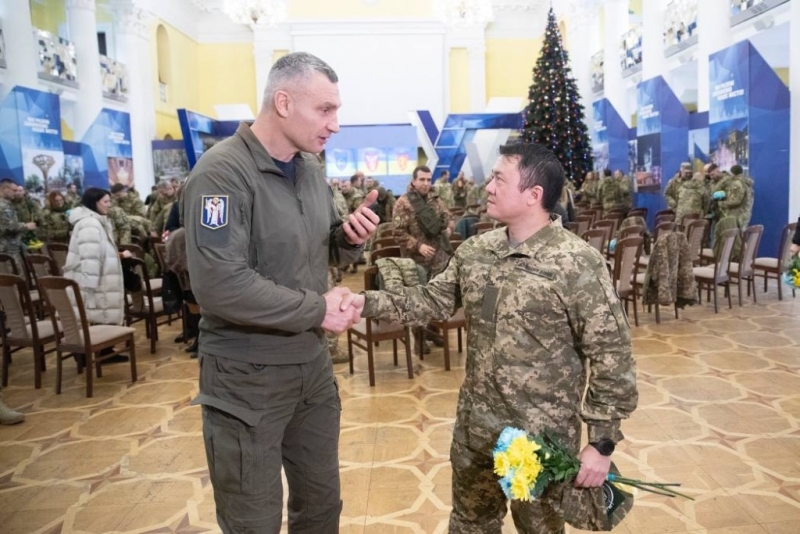 Віталій Кличко в День ЗСУ нагородив майже сотню військовослужбовців