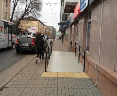 «Двоє людей не розминуться»: у Тернополі обмежили ширину тротуару (фотофакт)