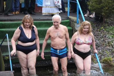 У тернопільському парку люди занурюються в холодну воду, щоб бути здоровими весь рік (фоторепортаж)