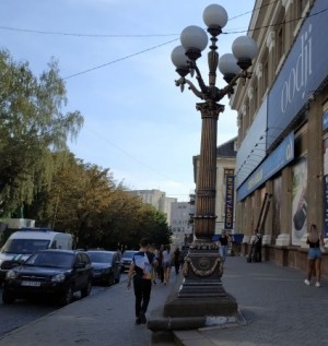 У центрі Тернополя комунальники реставрують вуличні ліхтарі