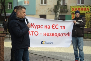 Не дамо розпродати країну: у центрі Тернополя десятки людей вийшли на захист української землі (фоторепортаж)
